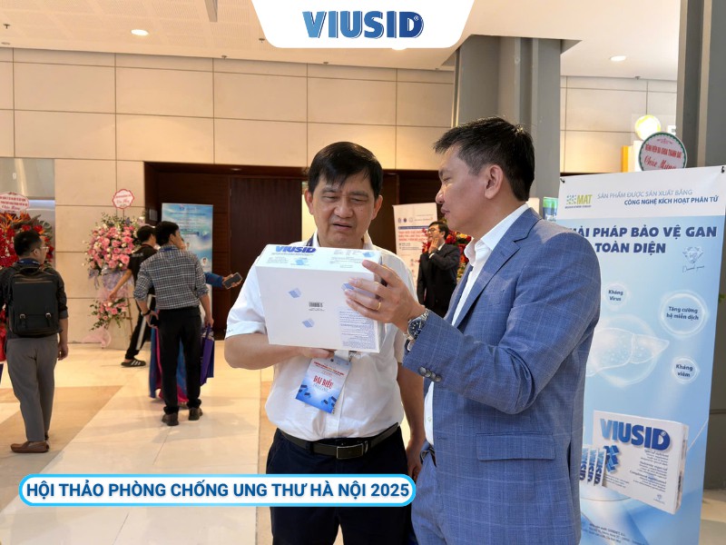 Lãnh đạo công ty giới thiệu sản phẩm Viusid tới giám đốc Bệnh viện đa khoa Cà Mau tại hội nghị